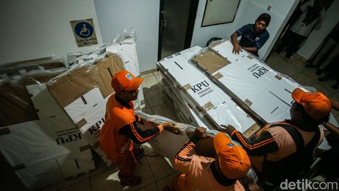 Logistik Pilgub Jakarta mulai didistribusikan. Salah satunya bilik dan kotak suara yang mulai sampai di Kantor Kecamatan Senen, Jakarta.