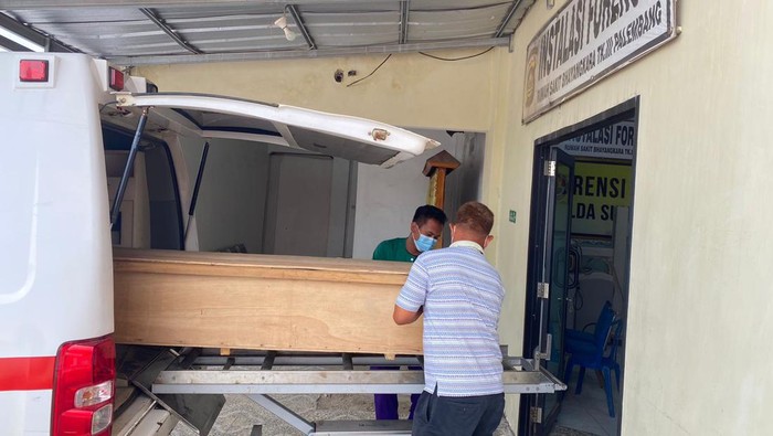 Mayat tanpa identitas yang ditemukan di kebun karet di PALI tiba di RS Bhayangkara Palembang.