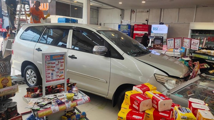 Mobil tabrak minimarket di Cinere, Depok. (Dok. istimewa)