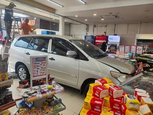 Mobil Tabrak Minimarket di Depok gegara Pengemudi Lupa Pindahkan Gigi