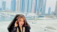 Salah satunya momen ketika menikmati sensasi bersantap di atas ketinggian saat berlibur ke Dubai. Di atas ketinggian 50 meter, ia menikmati steak. Foto: Instagram @bae_biiiiiii