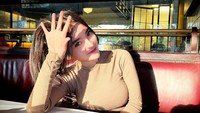 Nabilla Aprillya dikenal hobi motoran. Ini momennya ketika nongkrong di kafe selepas sunmori bersama teman-teman. Foto: Instagram @bae_biiiiiii