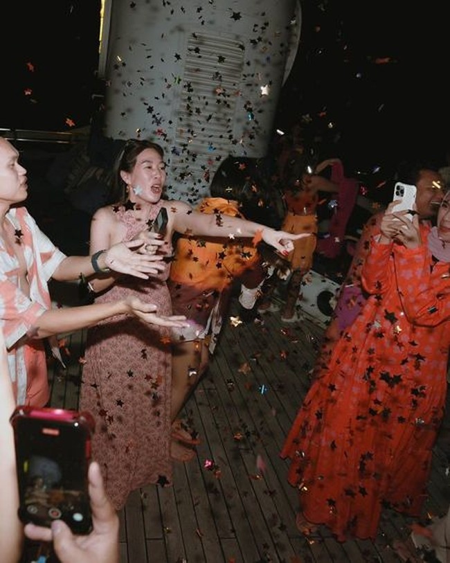 Acara perayaan ulang tahun Marlene Hariman berlangsung dengan meriah hingga malam hari. Para geng artis yang turut hadir juga tampak memberikan kejutan. Foto: Instagram