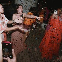 Acara perayaan ulang tahun Marlene Hariman berlangsung dengan meriah hingga malam hari. Para geng artis yang turut hadir juga tampak memberikan kejutan. Foto: Instagram