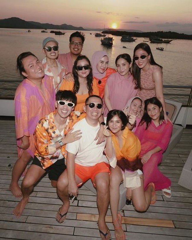 Nagita Slavina, Caca Tengker, Syahnaz, hingga Keanu terlihat turut hadir dan berpose bersama. Foto: Instagram
