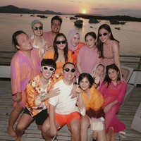 Nagita Slavina, Caca Tengker, Syahnaz, hingga Keanu terlihat turut hadir dan berpose bersama. Foto: Instagram