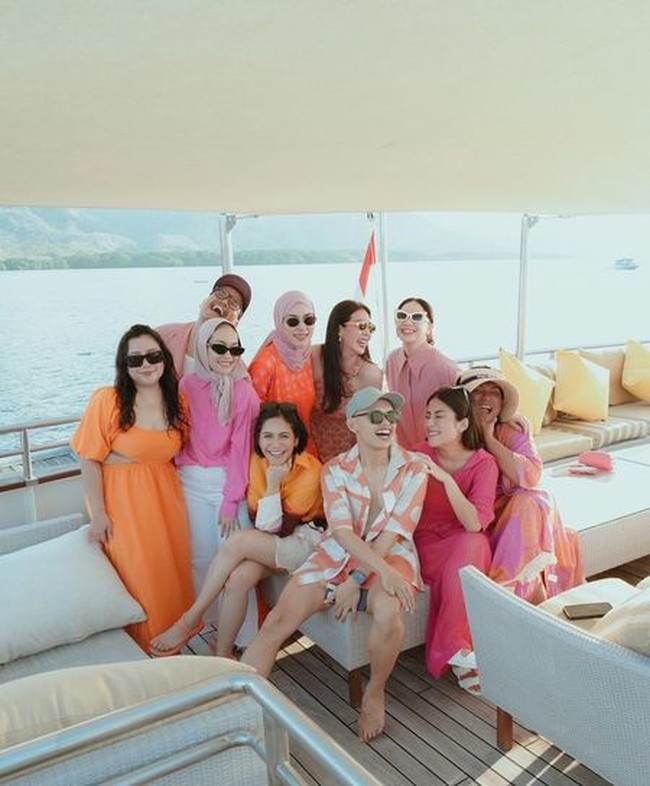 Para tamu undangan yang hadir tampil kompak mengenakan busana bernuansa pink dan oranye. Foto: Instagram