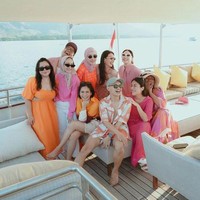 Para tamu undangan yang hadir tampil kompak mengenakan busana bernuansa pink dan oranye. Foto: Instagram