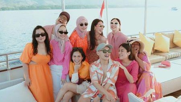 7 Foto Nagita Slavina Liburan Mewah ke Labuan Bajo Bareng Geng Artis