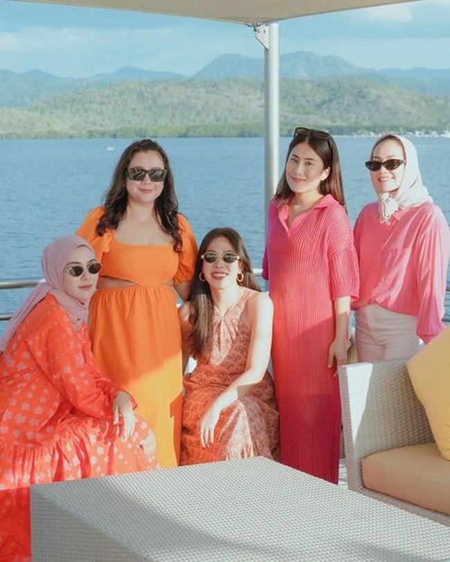 Marlene Hariman sendiri diketahui merupakan MUA langganan para artis. Tak heran jika dirinya memiliki banyak sahabat artis. Foto: Instagram