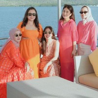 Marlene Hariman sendiri diketahui merupakan MUA langganan para artis. Tak heran jika dirinya memiliki banyak sahabat artis. Foto: Instagram