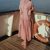 Nagita Slavina tampil cantik dalam balutan dress merah muda dan sandal warna senada. Penampilannya dilengkapi dengan kaca mata hitam. Foto: Instagram