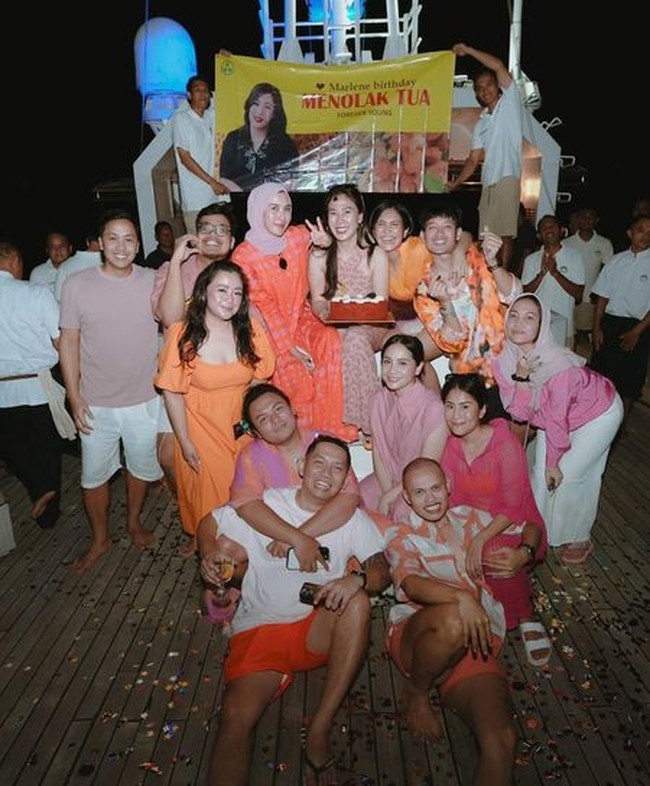 Nagita Slavina bersama geng artisnya baru saja terlihat liburan bersama ke Labuan Bajo. Bukan sekedar berlibur, rupanya acara tersebut sekaligus untuk merayakan ultah MUA Marlene Hariman. Foto: Instagram