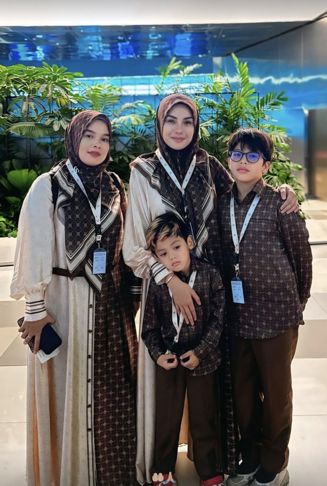 Nikita Mirzani diketahui mulai berangkat umrah sejak 15 Oktober 2024. Nikita mengajak dua orang anaknya, Azka Raqila Ukra dan Arkana Mawardi ke Tanah Suci. Foto: dok. Instagram Story Nikita Mirzani.