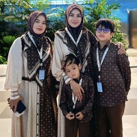 Nikita Mirzani diketahui mulai berangkat umrah sejak 15 Oktober 2024. Nikita mengajak dua orang anaknya, Azka Raqila Ukra dan Arkana Mawardi ke Tanah Suci. Foto: dok. Instagram Story Nikita Mirzani.