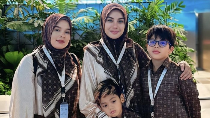 Nikita Mirzani berangkat umrah.