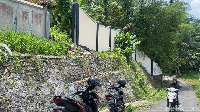 Pagar tembok SMAN Bawang Banjarnegara roboh tewaskan 1 siswa, Rabu (16/10/2024).