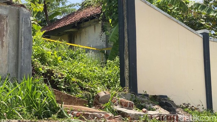 Pagar tembok SMAN Bawang Banjarnegara roboh tewaskan 1 siswa, Rabu (16/10/2024).