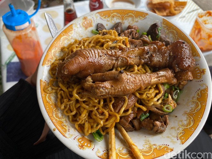 Pangsit H. Batong, racikan mie ayam topping ati ampela dan uritan yang ada sejak 1978