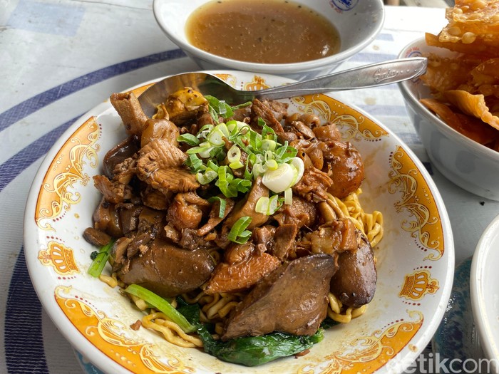 Pangsit H. Batong, racikan mie ayam topping ati ampela dan uritan yang ada sejak 1978