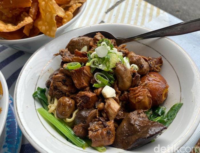 Pangsit H. Batong, racikan mie ayam topping ati ampela dan uritan yang ada sejak 1978