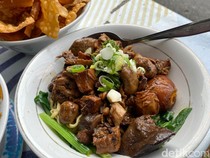 Pangsit H. Batong: Mie Ayam Topping Ati Ampela dan Uritan Populer Sejak 1978