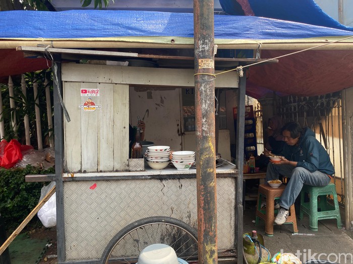 Pangsit H. Batong, racikan mie ayam topping ati ampela dan uritan yang ada sejak 1978