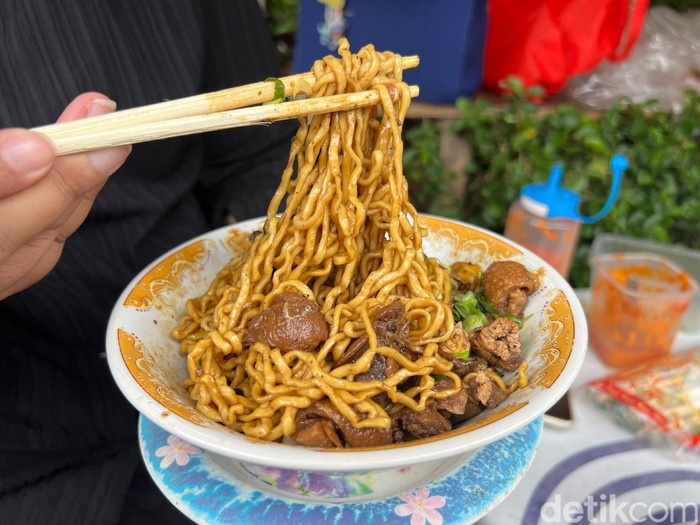 Pangsit H. Batong, racikan mie ayam topping ati ampela dan uritan yang ada sejak 1978