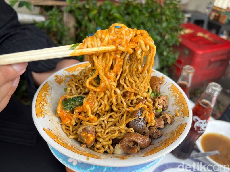 Pangsit H. Batong, racikan mie ayam topping ati ampela dan uritan yang ada sejak 1978