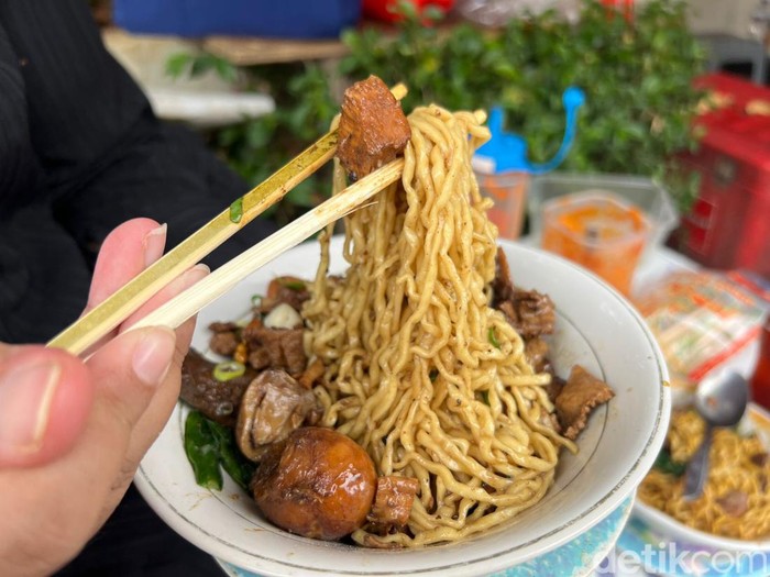 Pangsit H. Batong, racikan mie ayam topping ati ampela dan uritan yang ada sejak 1978