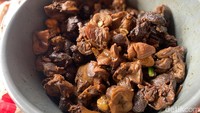 Karena sang pemilik adalah orang Klaten, Jawa Tengah, tentu saja racikan mie ayamnya khas Jawa. Berbumbu manis dengan ayam kecap yang pekat. Selain itu, ada juga sajian topping ati ampela dan uritan. Foto: detikFood/Yenny Mustika Sari