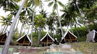Warga mengunjungi objek wisata Pantai Pesona Tanjung Tihu di Desa Tihu, Kabupaten Bone Bolango, Gorontalo.  