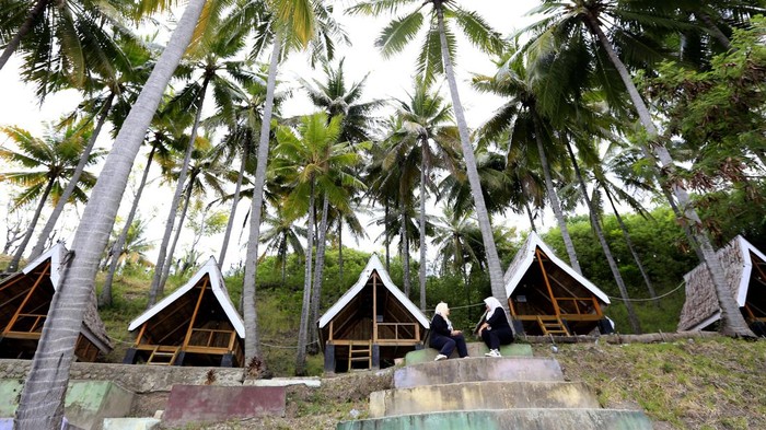 Warga mengunjungi objek wisata Pantai Pesona Tanjung Tihu di Desa Tihu, Kabupaten Bone Bolango, Gorontalo, Rabu (16/10/2024). Dinas Pariwisata Kabupaten Bone Bolango mencatat kunjungan wisatawan ke Kabupaten Bone Bolango pada triwulan III tahun 2024 mencapai 132.990 orang.  ANTARA FOTO/Adiwinata Solihin/foc.