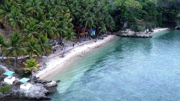 Warga mengunjungi objek wisata Pantai Pesona Tanjung Tihu di Desa Tihu, Kabupaten Bone Bolango, Gorontalo, Rabu (16/10/2024). Dinas Pariwisata Kabupaten Bone Bolango mencatat kunjungan wisatawan ke Kabupaten Bone Bolango pada triwulan III tahun 2024 mencapai 132.990 orang.  ANTARA FOTO/Adiwinata Solihin/foc.