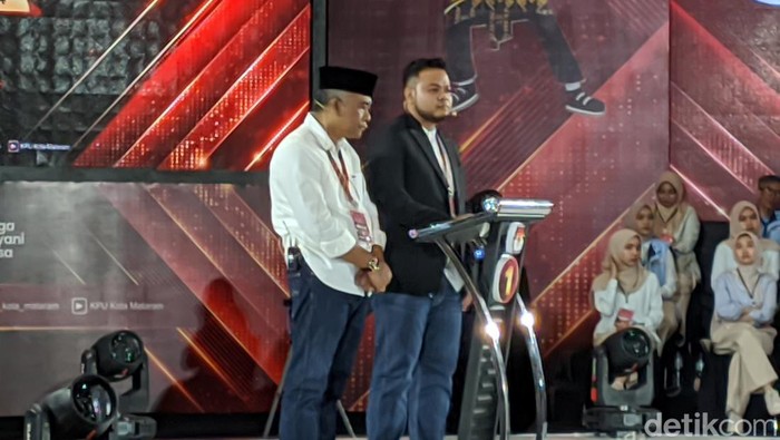 Pasangan Aqur saat tampil dalam debat publik Pilwalkot Mataram 2024, Rabu (16/10/2024).