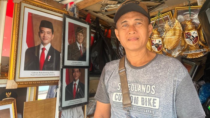 Pedagang foto di Pasar Baru, Jakarta Pusat