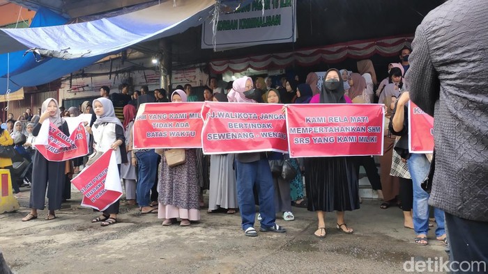 Pedagang Pasar 16 Ilir berdemo tolak relokasi.