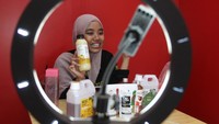 Keberadaan bilik ini untuk membantu pelaku UMKM meningkatkan penjualan melalui pasar digital sekaligus memberikan layanan pengiriman produk lebih cepat.