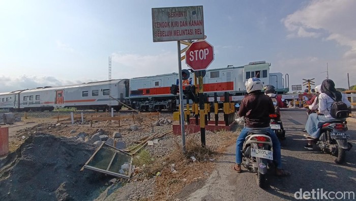 Pembangunan gardu pos jaga di perlintasan KA Argosari, Sedayu, Bantul, Rabu (16/10/2024).