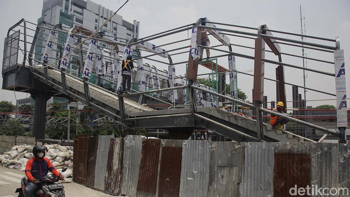 Pembangunan JPO Jatibaru DJKA Tanah Abang Terus Dikebut Stasiun KA Tanah Abang tengah diperluas. Dalam perluasan ini dilakukan juga pembuatan Jembatan Penyeberangan Orang (JPO) Jatibaru DJKA Tanah Abang.
