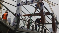 Sejumlah pekerja menyelesaikan proyek Jembatan Penyeberangan Orang (JPO) Jatibaru DJKA, di Tanah Abang, Jakarta, Rabu (16/10/2024). 