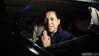 Ada pula sejumlah kendaraan mobil yang meninggalkan lokasi tapi tidak membuka kacanya.