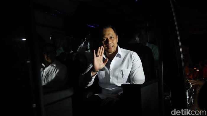 Sejumlah tokoh berjalan menuju keluar usai pembekalan Calon Menteri di kediaman Prabowo Subianto, Desa Bojongkoneng, Hambalang, Sentul, Kabupaten Bogor, Jawa Barat, Rabu (16/10/2024).  Beberapa yang hadir adalah Budi Gunawan, Panglima TNI, Kapolri, Gibran beberap menteri era Jokowi.