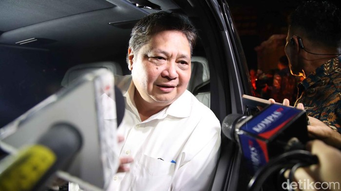 Pembekalan Usai, Deretan Calon Menteri Prabowo Tinggalkan Hambalang Sejumlah tokoh berjalan menuju keluar usai pembekalan Calon Menteri di kediaman Prabowo Subianto, Desa Bojongkoneng, Hambalang, Sentul, Kabupaten Bogor, Jawa Barat, Rabu (16/10/2024).Β Beberapa yang hadir adalah Budi Gunawan, Panglima TNI, Kapolri, Gibran beberap menteri era Jokowi.
