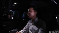 Gibran juga tampak meninggalkan Hambalang usai menghadiri pembekalan calon menteri yang akan membantu Prabowo dan dirinya usai dilantik.
