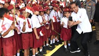 Jokowi sempat menyapa siswa-siswi SD di sela-sela peresmian Bendungan Lausimeme.