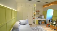 Kamar Rayyanza juga tidak kalah keren interiornya karena terdiri dari 3 bagian yakni ruang ganti pakaian, kamar tidur, dan kamar mandi.