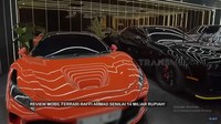 Salah satu ruangan paling canggih di rumah Raffi Ahmad adalah garasi mobil dan motornya yang disebut mencapai 25 unit. Dindingnya dilengkapi dengan lampu LED panjang dan berwarna hitam.
