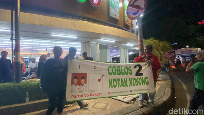 Pendukung Eri-Armuji Yel-yel di Depan Lokasi Debat, Pendukung Kotak Kosong Bentangkan Spanduk
