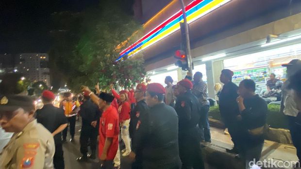 Pendukung Eri-Armuji Yel-yel di Depan Lokasi Debat, Pendukung Kotak Kosong Bentangkan Spanduk